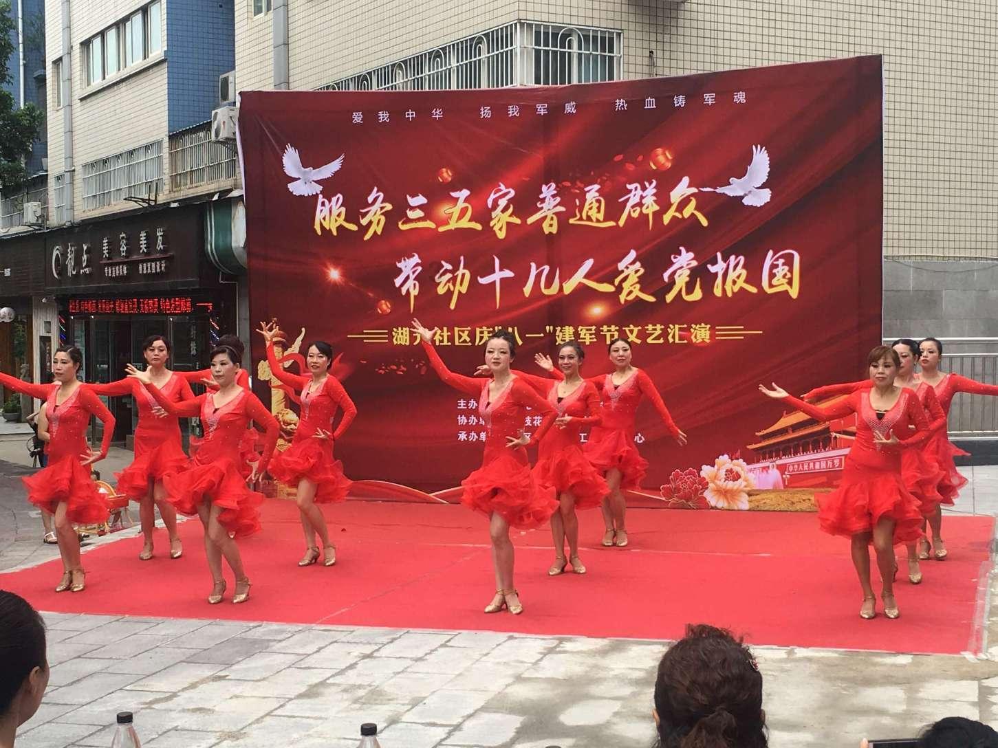 摩娜的时尚装扮